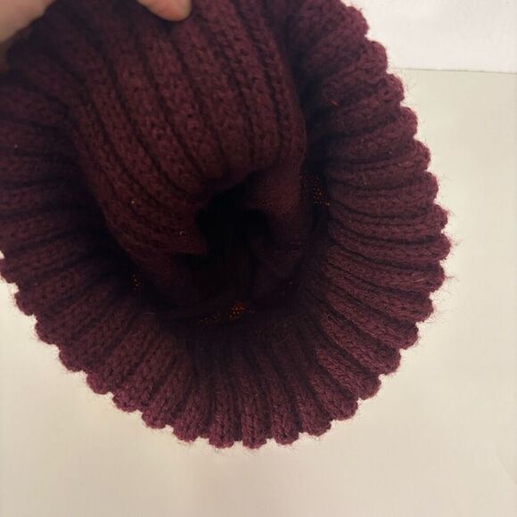 UMD Bulldogs Maroon & Gold Pom Pom Winter Cuffed Hat Unisex - Picture 3 of 3